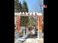 Miaofeng Mountain, with its towering peaks rising majestically to a height of more than 1,300 meters, is the major peak in the northern range of the Western Hills. Situated at a distance of about 70 kilometers from downtown areas, its sheer cliffs, jutting crags and tortuous mountain paths make it one of the most renowned scenic spots in northern China. [Photo by Yuan Fang]  