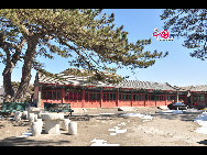 Miaofeng Mountain, with its towering peaks rising majestically to a height of more than 1,300 meters, is the major peak in the northern range of the Western Hills. Situated at a distance of about 70 kilometers from downtown areas, its sheer cliffs, jutting crags and tortuous mountain paths make it one of the most renowned scenic spots in northern China. [Photo by Yuan Fang]  
