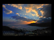Photo shows the terrace field in Yuanyang county of southwest China's Yunnan Province. The terrace field in Yuanyang where people of Hani ethnic group live covers an area of some 113 square kilometers. [拂锺无声/forums.nphoto.net]