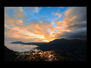 Photo shows the terrace field in Yuanyang county of southwest China's Yunnan Province. The terrace field in Yuanyang where people of Hani ethnic group live covers an area of some 113 square kilometers. [拂锺无声/forums.nphoto.net]