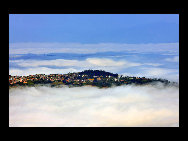 Photo shows the terrace field in Yuanyang county of southwest China's Yunnan Province. The terrace field in Yuanyang where people of Hani ethnic group live covers an area of some 113 square kilometers. [拂锺无声/forums.nphoto.net]