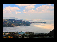 Photo shows the terrace field in Yuanyang county of southwest China's Yunnan Province. The terrace field in Yuanyang where people of Hani ethnic group live covers an area of some 113 square kilometers. [拂锺无声/forums.nphoto.net]