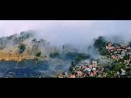 Photo shows the terrace field in Yuanyang county of southwest China's Yunnan Province. The terrace field in Yuanyang where people of Hani ethnic group live covers an area of some 113 square kilometers. [拂锺无声/forums.nphoto.net]
