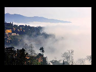 Photo shows the terrace field in Yuanyang county of southwest China's Yunnan Province. The terrace field in Yuanyang where people of Hani ethnic group live covers an area of some 113 square kilometers. [拂锺无声/forums.nphoto.net]