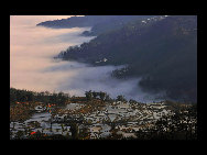 Photo shows the terrace field in Yuanyang county of southwest China's Yunnan Province. The terrace field in Yuanyang where people of Hani ethnic group live covers an area of some 113 square kilometers. [拂锺无声/forums.nphoto.net]