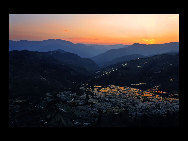 Photo shows the terrace field in Yuanyang county of southwest China's Yunnan Province. The terrace field in Yuanyang where people of Hani ethnic group live covers an area of some 113 square kilometers. [拂锺无声/forums.nphoto.net]
