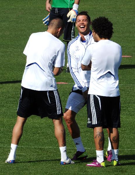 Real Madrid's Portuguese forward Cristiano Ronaldo (C), Real Madrid's Brazilian defender Marcelo (R) and Real Madrid's Portuguese defender Pepe (L) take part in a training session in Madrid on April 12, 2011, on the eve of the Champions League quarter-final second leg football match against Tottenham Hotspur. (Xinhua/AFP Photo)