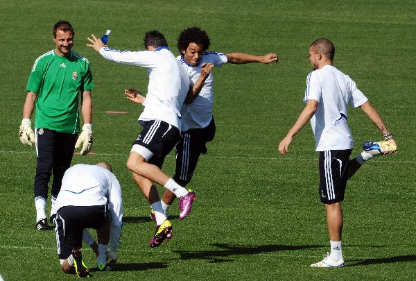 Real Madrid's Polish goalkeeper Jerzy Dudek (L), Real Madrid's Portuguese forward Cristiano Ronaldo (2L), Real Madrid's Brazilian defender Marcelo (2R) and Real Madrid's Portuguese defender Pepe take part in a training session in Madrid on April 12, 2011, on the eve of the Champions League quarter-final second leg football match against Tottenham Hotspur. (Xinhua/AFP Photo)