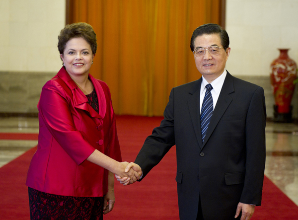 Chinese President Hu Jintao (R) shakes hands with Brazilian President Dilma Rousseff in Beijing, capital of China, April 12, 2011. [Xinhua photo]