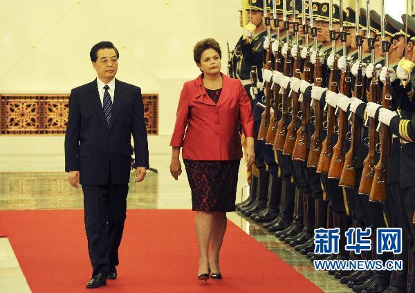 Chinese President Hu Jintao holds a ceremony to welcome Brazilian President Dilma Rousseff in the Great Hall of the People in Beijing on April 12, 2011. 