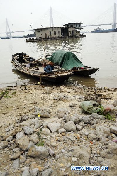 Photo taken on April 12, 2011 shows fishing boats stop along the bank of Dongting Lake in Yueyang, central China&apos;s Hunan Province. A drought hit Hunan Province in April, with the water level of Dongting Lake falling recently due to the lack of rainfall. Farms that cover about 121,300 hectares and 440,000 people were affected by the drought near Dongting Lake. The local government has organized 350,000 people to fight the drought with equipment to minimize the negative effect.