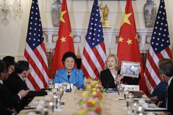 Chinese State Councilor Liu Yandong (central L) and U.S. Secretary of State Hillary Clinton (central R) attend the second round of high-level consultation meeting on people-to-people and cultural exchanges between the two countries in Washington D.C., capital of the United States, April 12, 2011.     (Xinhua/Zhang Jun) (zw) 