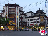 Located on Yicheng Road, Huangpu district in Shanghai, Chenghuang Temple, or the City God Temple, is one of the key historical sites in Shanghai. Chenghuang Temple is a Taoist temple. Covering an area of more than 10,000 square meters, it is made up of many halls and two gardens. Today, it is an important venue for religious activities in Shanghai and for international cultural exchange. [Photo by Guo Rui]  