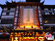 Located on Yicheng Road, Huangpu district in Shanghai, Chenghuang Temple, or the City God Temple, is one of the key historical sites in Shanghai. Chenghuang Temple is a Taoist temple. Covering an area of more than 10,000 square meters, it is made up of many halls and two gardens. Today, it is an important venue for religious activities in Shanghai and for international cultural exchange. [Photo by Guo Rui]  