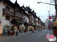 Located on Yicheng Road, Huangpu district in Shanghai, Chenghuang Temple, or the City God Temple, is one of the key historical sites in Shanghai. Chenghuang Temple is a Taoist temple. Covering an area of more than 10,000 square meters, it is made up of many halls and two gardens. Today, it is an important venue for religious activities in Shanghai and for international cultural exchange. [Photo by Guo Rui]  