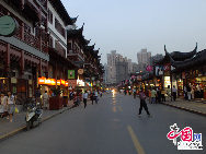 Located on Yicheng Road, Huangpu district in Shanghai, Chenghuang Temple, or the City God Temple, is one of the key historical sites in Shanghai. Chenghuang Temple is a Taoist temple. Covering an area of more than 10,000 square meters, it is made up of many halls and two gardens. Today, it is an important venue for religious activities in Shanghai and for international cultural exchange. [Photo by Guo Rui]  