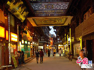 Located on Yicheng Road, Huangpu district in Shanghai, Chenghuang Temple, or the City God Temple, is one of the key historical sites in Shanghai. Chenghuang Temple is a Taoist temple. Covering an area of more than 10,000 square meters, it is made up of many halls and two gardens. Today, it is an important venue for religious activities in Shanghai and for international cultural exchange. [Photo by Guo Rui]  