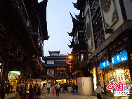 Located on Yicheng Road, Huangpu district in Shanghai, Chenghuang Temple, or the City God Temple, is one of the key historical sites in Shanghai. Chenghuang Temple is a Taoist temple. Covering an area of more than 10,000 square meters, it is made up of many halls and two gardens. Today, it is an important venue for religious activities in Shanghai and for international cultural exchange. [Photo by Guo Rui]  