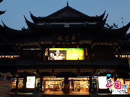 Located on Yicheng Road, Huangpu district in Shanghai, Chenghuang Temple, or the City God Temple, is one of the key historical sites in Shanghai. Chenghuang Temple is a Taoist temple. Covering an area of more than 10,000 square meters, it is made up of many halls and two gardens. Today, it is an important venue for religious activities in Shanghai and for international cultural exchange. [Photo by Guo Rui]  