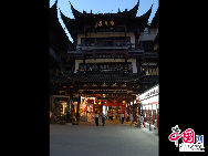 Located on Yicheng Road, Huangpu district in Shanghai, Chenghuang Temple, or the City God Temple, is one of the key historical sites in Shanghai. Chenghuang Temple is a Taoist temple. Covering an area of more than 10,000 square meters, it is made up of many halls and two gardens. Today, it is an important venue for religious activities in Shanghai and for international cultural exchange. [Photo by Guo Rui]  