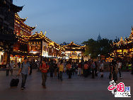 Located on Yicheng Road, Huangpu district in Shanghai, Chenghuang Temple, or the City God Temple, is one of the key historical sites in Shanghai. Chenghuang Temple is a Taoist temple. Covering an area of more than 10,000 square meters, it is made up of many halls and two gardens. Today, it is an important venue for religious activities in Shanghai and for international cultural exchange. [Photo by Guo Rui]  