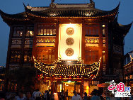 Located on Yicheng Road, Huangpu district in Shanghai, Chenghuang Temple, or the City God Temple, is one of the key historical sites in Shanghai. Chenghuang Temple is a Taoist temple. Covering an area of more than 10,000 square meters, it is made up of many halls and two gardens. Today, it is an important venue for religious activities in Shanghai and for international cultural exchange. [Photo by Guo Rui]  