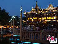 Located on Yicheng Road, Huangpu district in Shanghai, Chenghuang Temple, or the City God Temple, is one of the key historical sites in Shanghai. Chenghuang Temple is a Taoist temple. Covering an area of more than 10,000 square meters, it is made up of many halls and two gardens. Today, it is an important venue for religious activities in Shanghai and for international cultural exchange. [Photo by Guo Rui]  