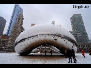 Chicago is the largest city in the U.S. state of Illinois. With nearly 2.7 million residents, it is the most populous city in the Midwestern United States and the third most populous city in the USA, after New York City and Los Angeles. The city is a center for business and finance and is listed as one of the world's top ten Global Financial Centers. [宇落Johnson /bbs.fengniao.com]