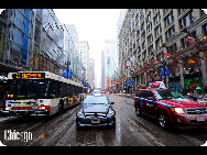 Chicago is the largest city in the U.S. state of Illinois. With nearly 2.7 million residents, it is the most populous city in the Midwestern United States and the third most populous city in the USA, after New York City and Los Angeles. The city is a center for business and finance and is listed as one of the world's top ten Global Financial Centers. [宇落Johnson /bbs.fengniao.com]