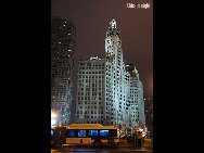 Chicago is the largest city in the U.S. state of Illinois. With nearly 2.7 million residents, it is the most populous city in the Midwestern United States and the third most populous city in the USA, after New York City and Los Angeles. The city is a center for business and finance and is listed as one of the world's top ten Global Financial Centers. [宇落Johnson /bbs.fengniao.com]