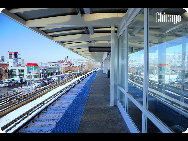 Chicago is the largest city in the U.S. state of Illinois. With nearly 2.7 million residents, it is the most populous city in the Midwestern United States and the third most populous city in the USA, after New York City and Los Angeles. The city is a center for business and finance and is listed as one of the world's top ten Global Financial Centers. [宇落Johnson /bbs.fengniao.com]