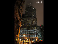 Chicago is the largest city in the U.S. state of Illinois. With nearly 2.7 million residents, it is the most populous city in the Midwestern United States and the third most populous city in the USA, after New York City and Los Angeles. The city is a center for business and finance and is listed as one of the world's top ten Global Financial Centers. [宇落Johnson /bbs.fengniao.com]