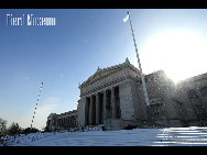 Chicago is the largest city in the U.S. state of Illinois. With nearly 2.7 million residents, it is the most populous city in the Midwestern United States and the third most populous city in the USA, after New York City and Los Angeles. The city is a center for business and finance and is listed as one of the world's top ten Global Financial Centers. [宇落Johnson /bbs.fengniao.com]