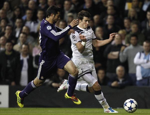 Real Madrid's Raul Albiol (L) challenges Tottenham Hotspur's Gareth Bale during the second leg of their Champions League quarter-final soccer match at White Hart Lane in London April 13, 2011. (Xinhua/Reuters Photo)