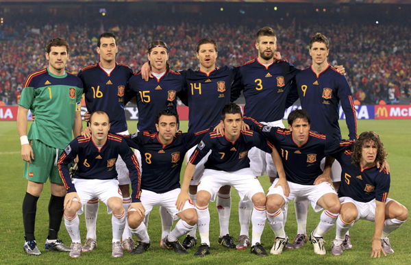 The Spanish team poses before a 2010 World Cup Group H match against Chile at Loftus Versfeld stadium in Pretoria June 25, 2010.   (Xinhua/Reuters File Photo)