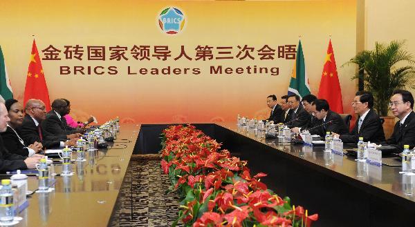 Chinese President Hu Jintao (2nd R) holds talks with South African President Jacob Zuma in Sanya City, south China's Hainan Province, April 13, 2011. Zuma will attend the BRICS Leaders Meeting in Sanya on Thursday. [Xinhua photo]