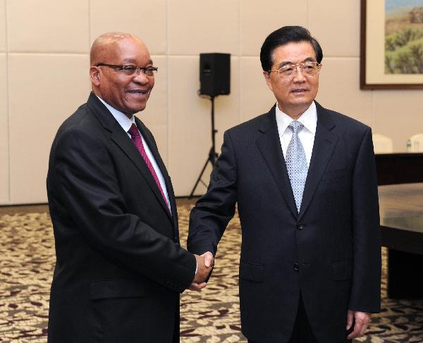 Chinese President Hu Jintao (R) meets with South African President Jacob Zuma in Sanya City, south China's Hainan Province, April 13, 2011. Zuma will attend the BRICS Leaders Meeting in Sanya on Thursday. [Xinhua photo]