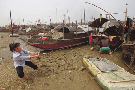 A boat is secured at Sanshui, Guangdong province, following a two-month fishing ban to revive declining stocks in the Xijiang River. [China Daily]