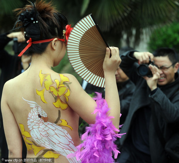  A model with a parrot painted on her body poses for photos at the Enlong scenic spot in Ningguo city, East China's Anhui province, April 13, 2011.