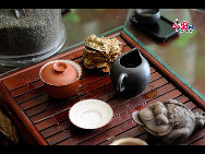 Customers can taste the tea before buying. [Wang Zhiyong/China.org.cn]