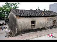 One of the few old houses left in the small lanes off the main street of Boao Town. [Wang Zhiyong/China.org.cn]