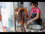 Locals say the roast duck here is very good. [Wang Zhiyong/China.org.cn]