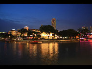 Singapore is a Southeast Asian city-state off the southern tip of the Malay Peninsula, 137 kilometres (85 mi) north of the equator. Marina Bay is a bay near Central Area in the southern part of Singapore, and lies to the east of the Downtown Core. [lazycats/bbs.fengniao.com]