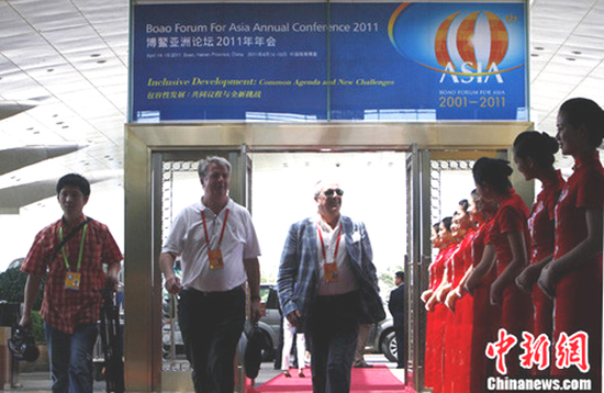 Guests arrive in the Conference Centre of Boao Forum for Asia on April 14. The annual meeting of Boao Forum for Asia is held in Boao, Hainan Province, from April 14-16, 2001. 