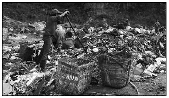 Workers pack trash at a garbage transfer station in the town of Shawan in Guangzhou's Panyu district on Tuesday. [China Daily] 