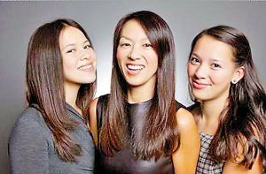 Tiger mom Amy Chua(central) and her daughters.