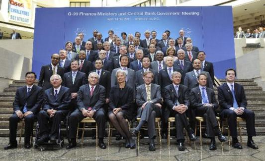 Ministers and central bank governors pose for a family photo during the G20 Ministerial Meeting of the 2011 International Monetary Fund (IMF) and World Bank spring meetings in Washington D.C., capital of the United States, April 15, 2011. [Zhang Jun/Xinhua]