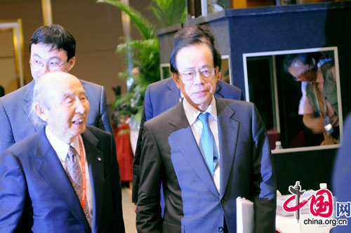 Chairman Yasuo Fukuda (right) of the Board of Directors of BFA, Japan's former prime minister is attending the BFA on April 14, 2011. [Wang Zhiyong/China.org.cn]