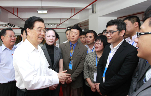 President Hu Jintao (2nd L) chats with company staff members at the Hainan International Creative Harbor in a central business area of Haikou, capital city of South China's Hainan province, April 16, 2011. [Xinhua] 