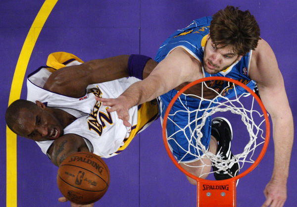 Los Angeles Lakers Kobe Bryant (L) goes up to shoot against New Orleans Hornets Aaron Gray during Game 1 of their NBA Western Conference first round playoff basketball game in Los Angeles, California, April 17, 2011. Lakers lost 100-109. (Xinhua/Reuters Photo)